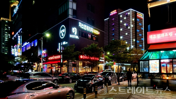 ◇'이안 논현 오션파크'와 소래포구역 사이 도로의 야간 모습. (사진=이준혁 기자)