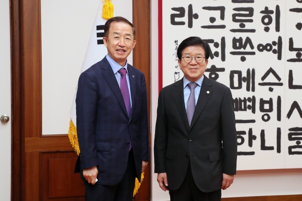 박병석 국회의장은 23일 의장집무실에서 김사열 국가균형발전위원장의 예방을 받고 있다.(사진=국회)