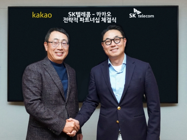 지난해 10월 SK텔레콤은 카카오와 3000억 원 규모 지분을 교환하고 전략적 파트너십을 체결했다. 연합뉴스