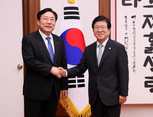 박병석 국회 의장이 25일 김기문 중소기업중앙회 회장의  예방을  받고 있다.(사진=국회)