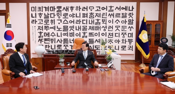 박 의장이 예방한 김기문 중소기업중앙회 회장과 환담하고 있다.(사진=국회)