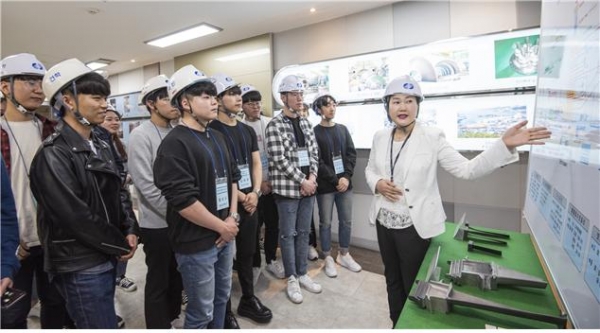 한국남부발전이 ‘에너지도슨트’ 사업을 경남 하동지역까지 확대된다. 사진은 부산발전본부에서 활동하고 있는 에너지도슨트가 발전소를 방문한 대학생에게 발전설비에 대한 안내 하고 있는 모습. (제공=한국남부발전)