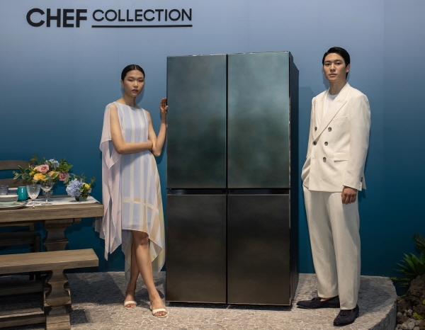 삼성전자 모델이 서울 성수동에 마련된 체험존에서 '뉴 셰프컬렉션' 냉장고를 소개하고 있다. 삼성전자 제공