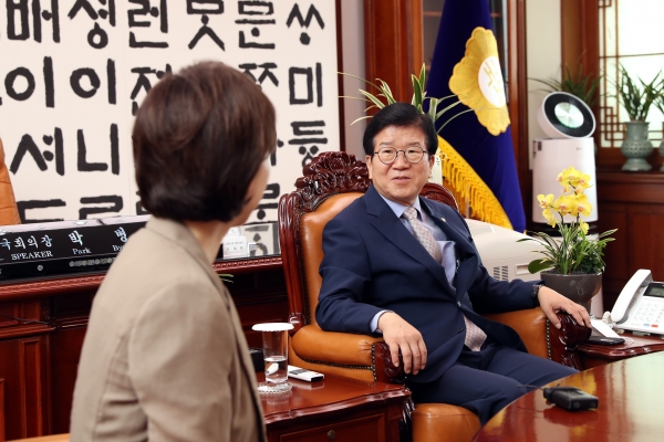 박 의장이 2일  예방한  유은혜 사회부총리 겸 교육부 장관과 의장집무실에서 환담하고 있다.(사진=국회)