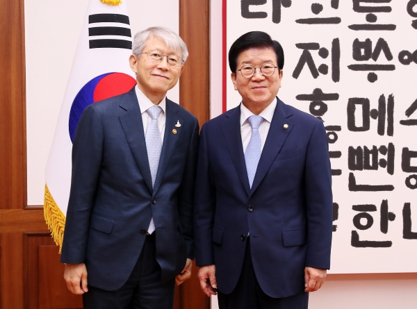 박병석 국회의장이 3일 최기영 과학기술정보통신부 장관 예방 받고 있다.(사진=국회)