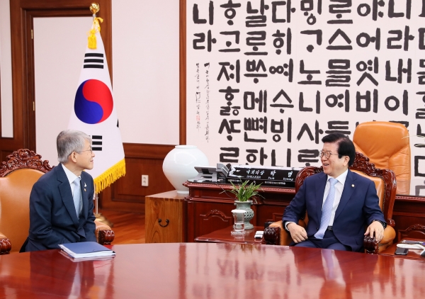 박병석 국회의장이  3일 예방한 최기영 과학기술정보통신부 장관을 만나 의장집무실에서  환담하고 있다.(사진=국회)