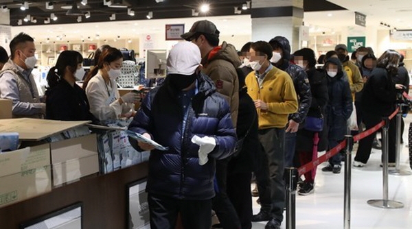 28일 중소벤처기업부 산하 중소기업유통센터가 운영하는 서울 양천구 목동 행복한백화점에서 열린 '마스크 긴급 노마진 판매' 행사에서 시민들이 마스크를 구매하기 위해 길게 줄을 서 있다.