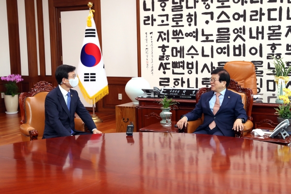 - 박 의장이 7일 예방한 문성혁 해양수산부 장관과 집무실에서 환담하고 있다.(국회=사진)