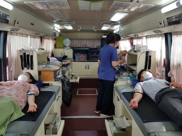 한국남동발전이 8일 진주 본사에서 코로나19 극복을 위한 헌혈행사를 진행했다. (제공=한국남동발전)