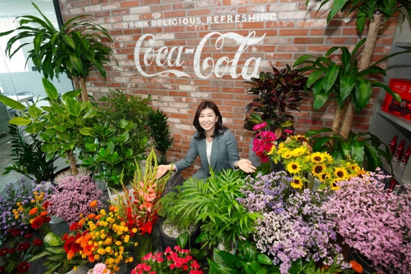 코카-콜라 최수정 대표가 최근 코로나19로 생계가 어려워진 화훼농가를 돕고자 '플라워 버킷 챌린지'에 동참했다. 코카-콜라 제공