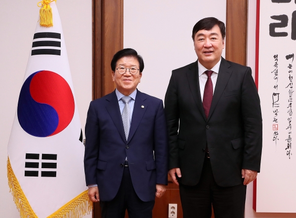 박병석 국회의장이 15일, 싱하이밍 주한중국대사의  예방을 받고 있다.(사진=국회)