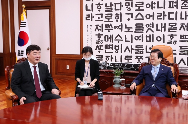 박병석 국회의장은 15일 예방한 싱하이밍 주한중국대사를 만나 의장집무실에서 환담하고 있다.(사진=국회)