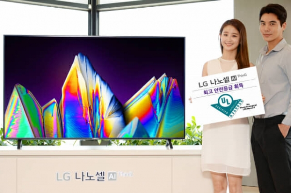 LG전자 모델이 글로벌 안전과학회사 'UL'로부터 '광생물학적 LED 안전성' 검증을 받은 'LG 나노셀 TV'를 소개하고 있다. LG전자  제공