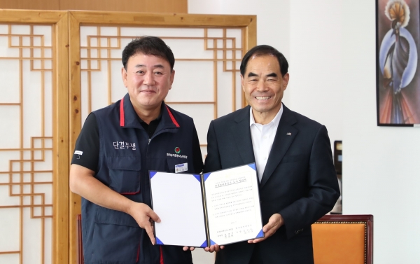 김인식 사장과 박종석 위원장은 노사합의를 통해 직원 성과급일부를 상품권으로 지급하기로 노사합의했다.