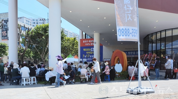 ◇온라인 사전 예약을 마친 청약 의향자는 물론 예약 실패한 이후 무작정 방문한 사람들, 공인중개업소 관계자가 몰려 혼잡했던 '동대구 해모로 스퀘어 웨스트' 견본주택의 입구. (사진=이준혁 기자)