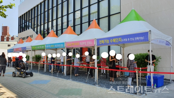 ◇'동대구 해모로 스퀘어 웨스트' 견본주택 입장을 위해 기다리고 있는 온라인 예약에 성공한 사람들. (사진=이준혁 기자)