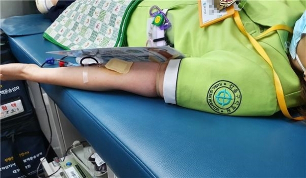 갑을구미병원 코로나19 확산 속 의료진들이 자발적으로 10분의 휴식 대신 숭고한 헌혈에 참여하는 모습. ©스트레이트뉴스