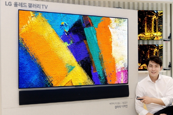 LG전자가 벽에 밀착하는 ‘LG 올레드 갤러리 TV’와 어울리는 ‘갤러리 디자인 사운드 바’를 출시한다. LG전자 제공
