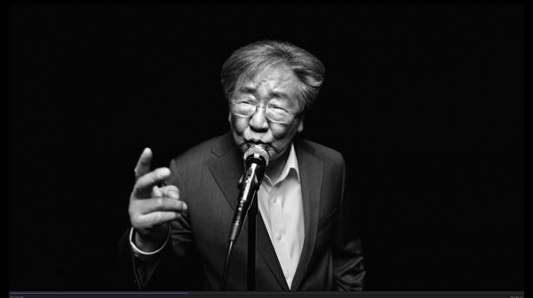 넥슨의 MMORPG 'V4'의 광고모델 최불암. 넥슨 홍보영상 갈무리