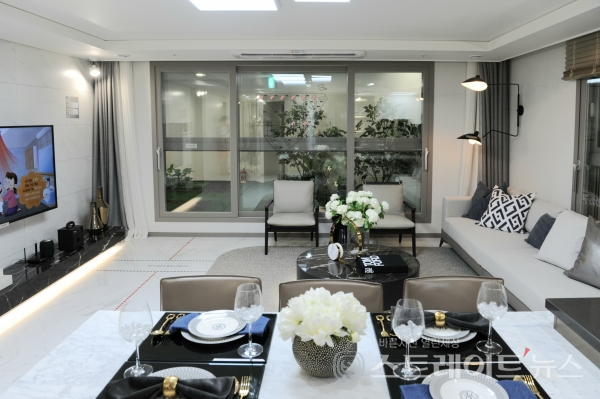 ◇'동대구 해모로 스퀘어 웨스트' 견본주택 내 84㎡A형 유니트의 거실. (사진=이준혁 기자)