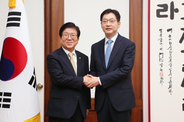박병석 국회의장이 21일 김경수 경상남도지사의 예방을 받고 있다.(사진 =국회)