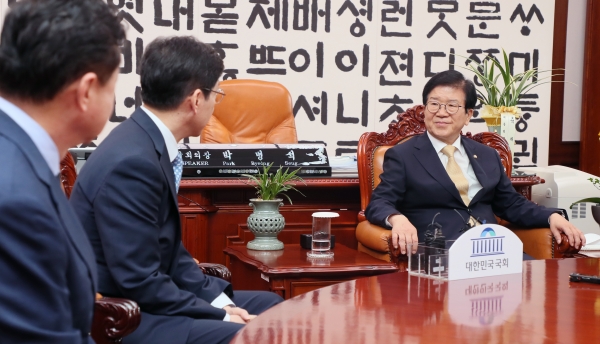 박병석 국회의장이 21일 예방한 김경수 경상남도지사를 의장집무실에서 만나 환담하고 있다. (사진=국회)