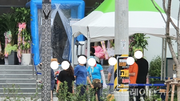 ◇영남권 다른 견본주택 대비 많지는 않았지만, '김해 푸르지오 하이엔드' 견본주택 입구에도 인근 공인중개업소 소속 관계자가 적잖았다. (사진=이준혁 기자)