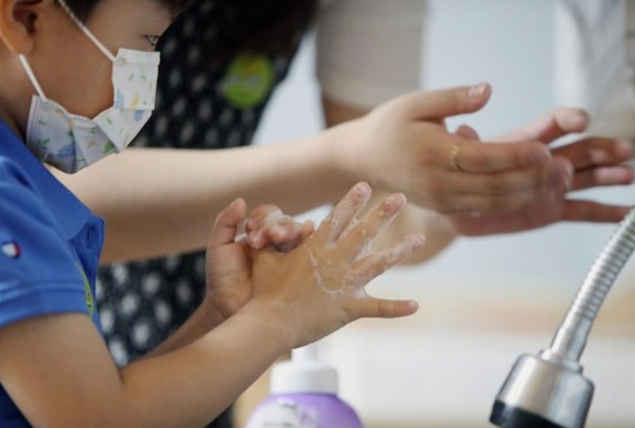 코로나19예방을 위한 생활방역으로 여름철 유행병이 줄어들었다. 대구 달서구 본영어린이집에서 어린이가 선생님으로부터 손 씻기 법을 배우고 있다.