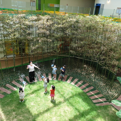 포스코 동촌어린이집 2층 높이의 실내정원에서 원아들이 자연을 직접 체험하고 있다. 포스코 제공
