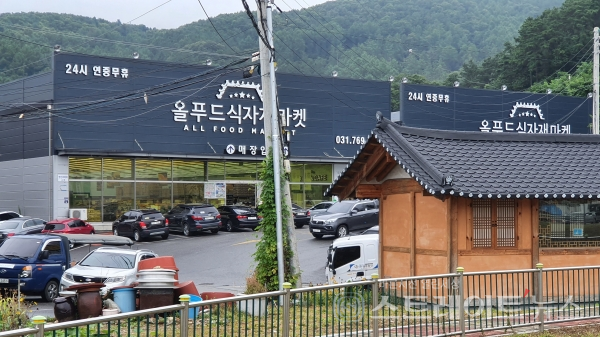◇'광주 초월역 한라비발디' 단지와 도보 가능한 슈퍼마켓인 '올푸드식자재마켓'.(사진=이준혁 기자)