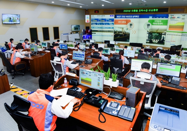 한국전력은 28일 전남 나주 본사 재난상황실에서 전력수급 비상상황 발생에 대비한 '전력수급 비상훈련'을 실시했다. 한전 제공.