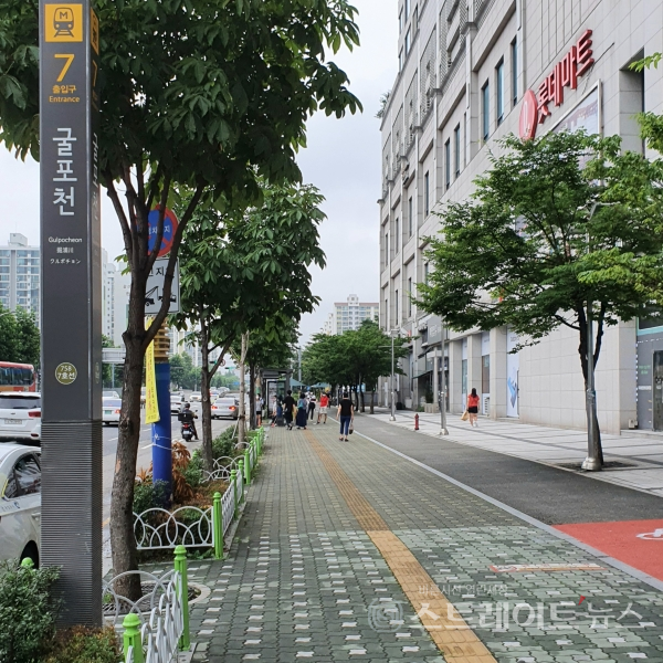 ◇'브라운스톤 부평'과 1.3㎞ 정도 거리에 있는 서울7호선 7번출구의 사진. (사진=이준혁 기자)