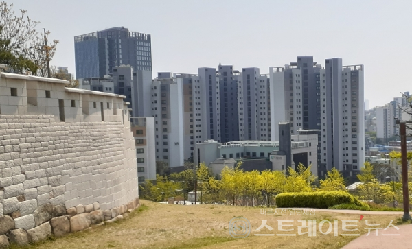 한국은행의 7월 소비자동향조사에 따르면 주택가격전망CSI는 125로 지난 2018년 9월(128) 이후 최고 수준을 기록할 정도로 집값이 더 오를 것으로 생각하고 있는 것으로 나타났다. 사진은 서울 서대문구의 한 아파트 단지 전경.
