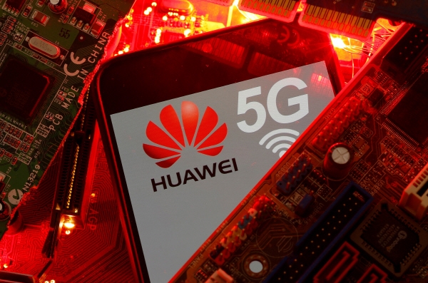 화웨이와 5G 로고가 새겨진 스마트폰이 컴퓨터 부품들 틈에 놓여 있다. 연합뉴스