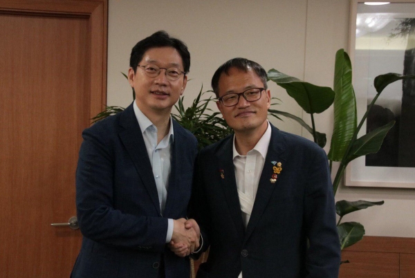 더불어민주당 당대표에 출마한 박주민 의원이 31일 오후 김경수 경남도지사와 만났다.(사진= 박주민 의원실)
