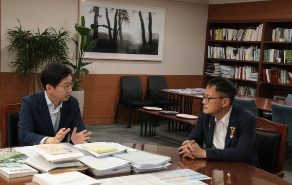 더불어민주당 당대표에 출마한 박주민 의원이 31일 오후 김경수 경남도지사와 만나 환담하고 있다.(사진=박주민 의원실)