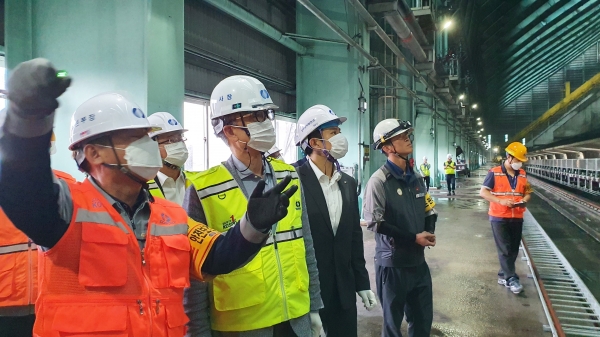 신정식 한국남부발전 사장(왼쪽 세 번째)이 삼척발전본부에서 안정적 전력공급을 위한 현장 설비점검을 하고 있다. 한국남부발전 제공.