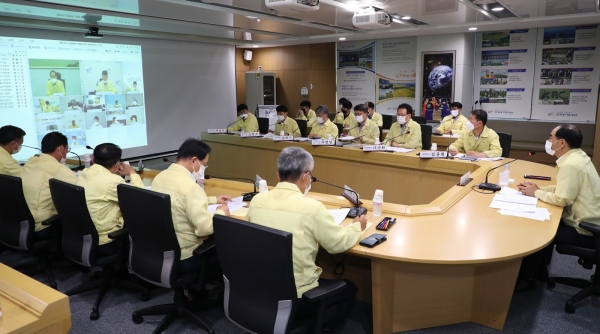 한국농어촌공사가 호우피해지역 신속 복구와 태풍 북상에 따른 추가 피해를 막기 위한 5일 개최한 긴급영상회의 모습. 한국농어촌공사 전경.