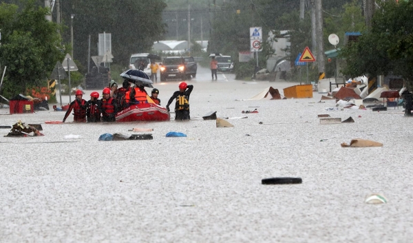 5일 오후 강원 철원군 김화읍 생창리 일대에서 구조대원이 주민들을 보트로 구조하고 있다. (사진-연합뉴스)