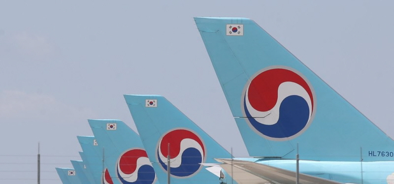 21일 인천국제공항에 대한항공 항공기들이 코로나19의 영향으로 멈춰서 있다.