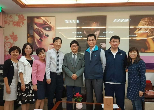 ▲가오슝 입지 중학교와 한국어 교육 및 업무 협약 체결을 한 윤대성 DS 글로벌 대표(왼쪽에서 네 번째) / 사진=DS 글로벌