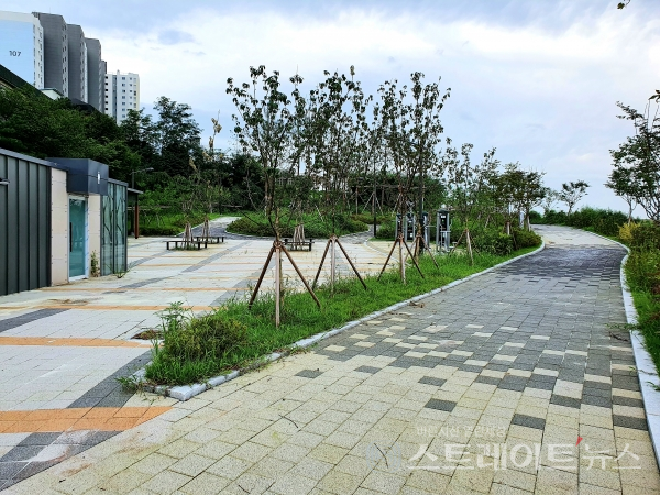 ◇'e편한세상 지제역' 단지 남쪽에 있는 공원화된 작은 녹지대. (사진=이준혁 기자)