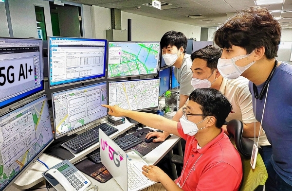 LG유플러스 네트워크(NW)부문 직원들이 네트워크설계분석지원시스템을 통해 서울 서부지역의 네트워크 품질정보를 확인하고 있다. LG유플러스 제공