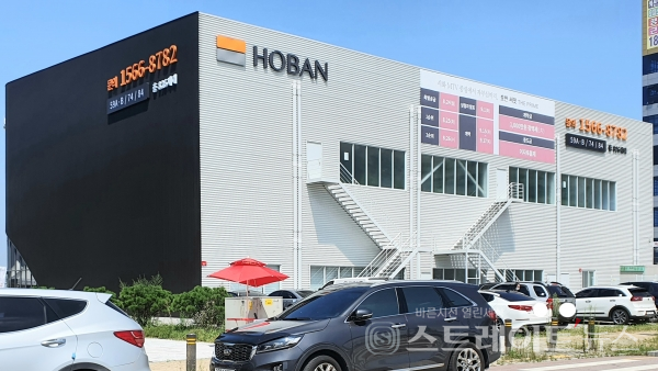 ◇'호반써밋 더 프라임' 견본주택 후면 및 주차장. (사진=이준혁 기자)