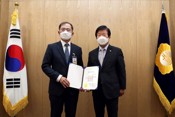 박병석 국회의장이 제21대국회 전반기 국회공직자윤리위원회 위원장에 박민표 변호사를 위촉하고, 지난 8월 21일 위촉장을 수여하고 있다.(사진=국회사무처)