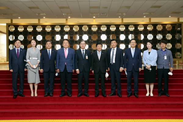 박 의장은  지난 21일 국회공직자윤리위원회 박민표 위원장과 윤한홍 부위원장을 비롯해 강선우·김영배 의원, 김윤우·서영득·이상갑·장윤미 변호사, 장인재 민주연구원 자문위원, 전주혜 의원, 정양석 미래통합당 당협위원장 등 위원들과 기념촬영을 하고 있다.(사진=국회사무처)