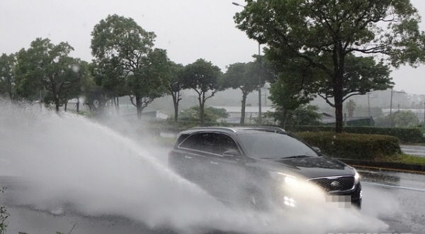 &nbsp;제 25호 태풍 ‘콩레이’(KONG-REY)가 제주를 향해 북상하면서 많은 비를 뿌리고 있는 가운데 5일 오후 제주국제공항 앞 도로가 물바다가 됐다.