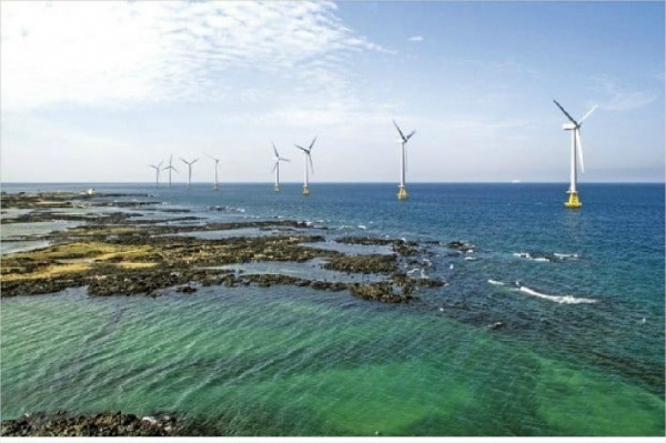 2017년 9월 상업운전에 들어간 탐라해상풍력발전단지. 국내 최초의 해상풍력발전단지로 3㎿ 풍력발전기 10기가 설치돼 있고, 연간 2만5000가구가 쓸 수 있는 8만5000㎿h의 전기를 생산한다. 한국남동발전 제공.