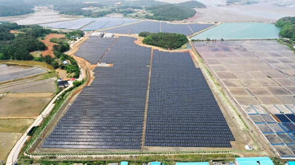 지난 6월 준공된 삼양태양광 발전소 전경. 충남 태안군 삼양 양식장 약 22만㎡ 부지에 위치하고 있으며 태양광 17MW와 에너지저장장치(ESS) 49MWh 용량으로 건설됐다. 한국서부발전 제공.