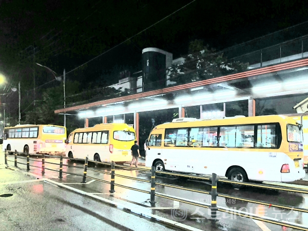 ◇병점역 1번출구 정류장에 정차 중인 마을버스 차량. (사진=이준혁 기자)